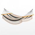 Hamac 300 x 120 cm en coton noir et écru avec barres en bois à franges