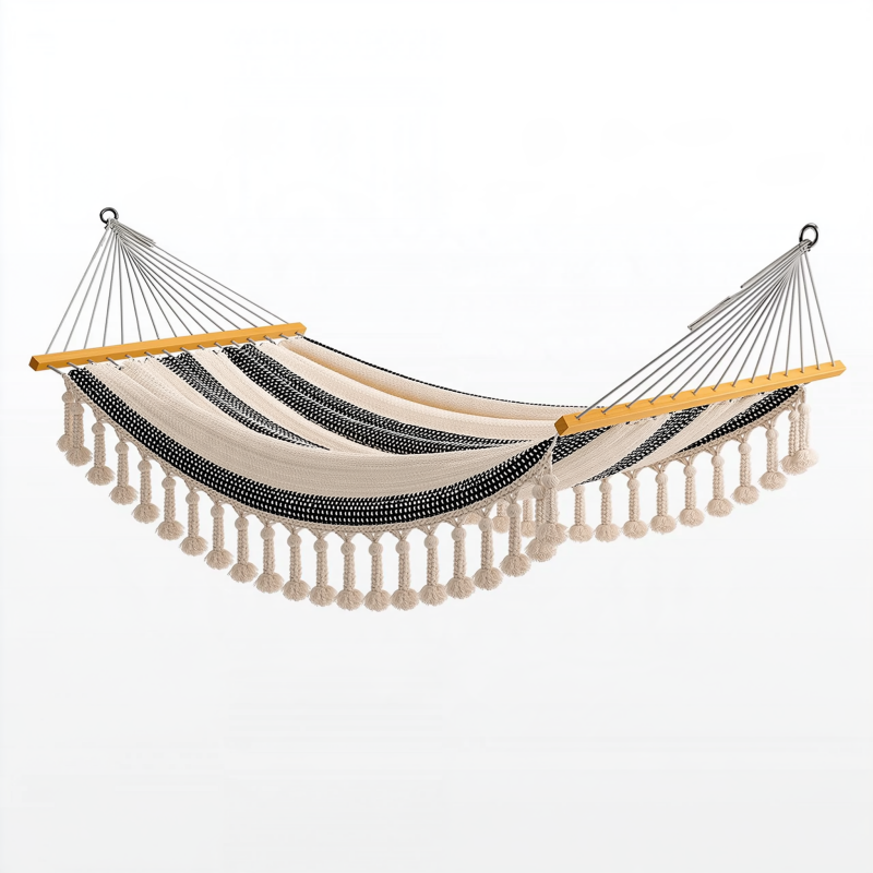 Hamac 300 x 120 cm en coton noir et écru avec barres en bois à franges